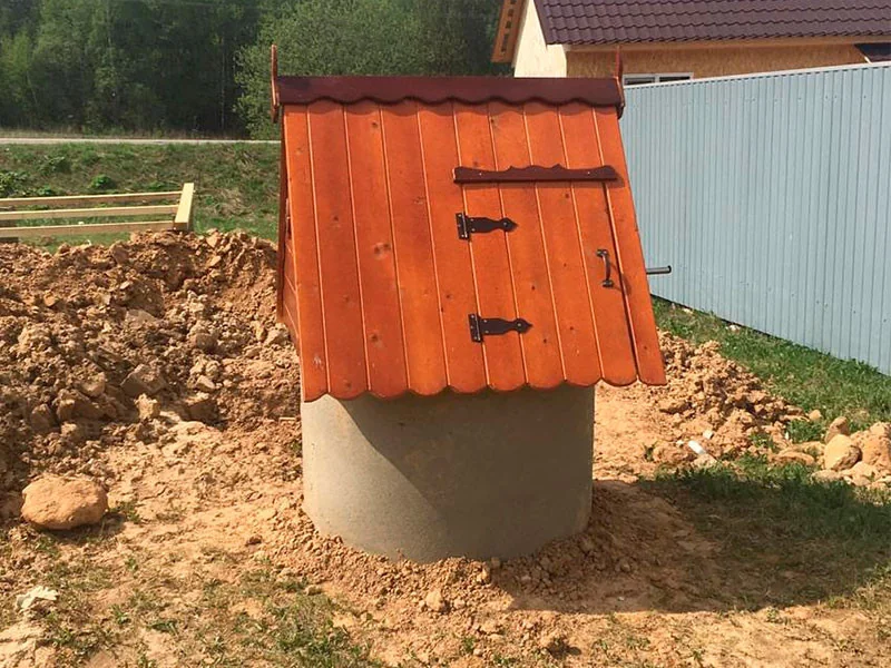 Оранжевый домик на колодце